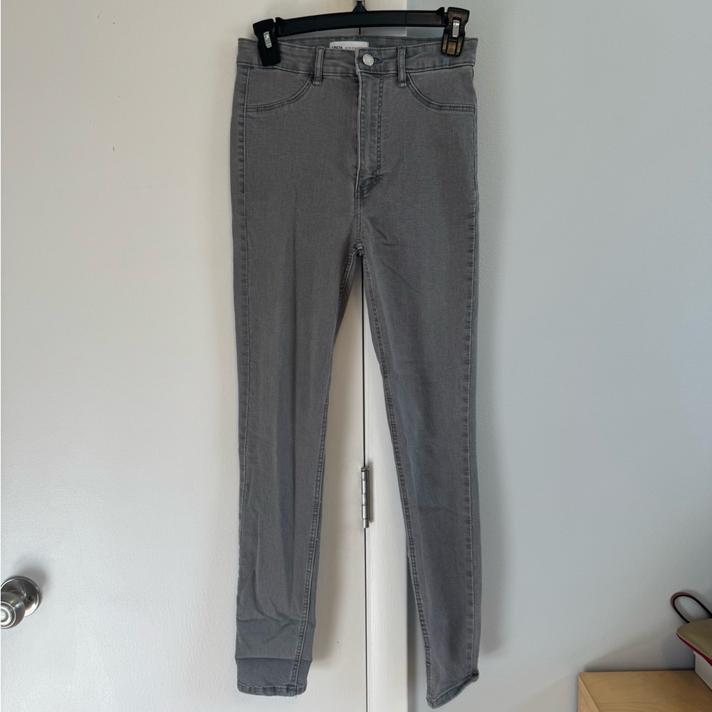 Zara High-Waisted grey Skinny Jeans. Size 6